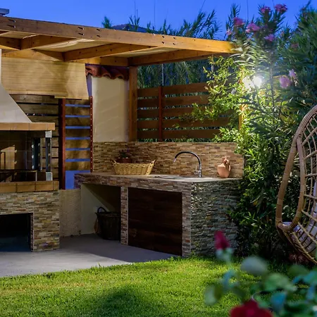 Diogenis House اليكاناس